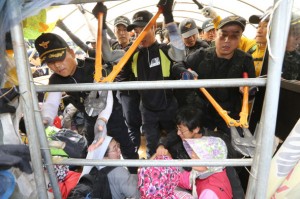 Police demolish a protest camp site using bar cutters in Miryang, South Gyeongnam Province, June 11. (By Kim Bong-gyu, staff photographer)